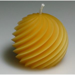 Kleine Kugelkerze mit Rillen